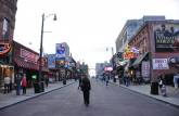 Caminhando pela famosa rua Beale, em em Memphis, no Tennessee - EUA